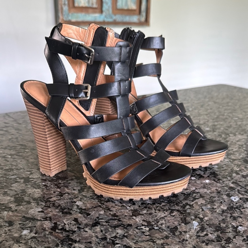 Report Black and Tan Platform Heels with Strappy Design EUC 8.5